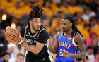 卡斯尔两场比赛失误数从20次骤降至8次，单场狂造14次罚球11次命中创个人新高，连续遭遇对手凶狠犯规引发关注