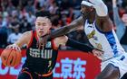 CBA季后赛焦点对决即将上演！5月23日晚19:35，CCTV5将全程直播深圳队与广厦队的第四场关键战役，双方激战正酣，谁能率先取得赛点引人关注